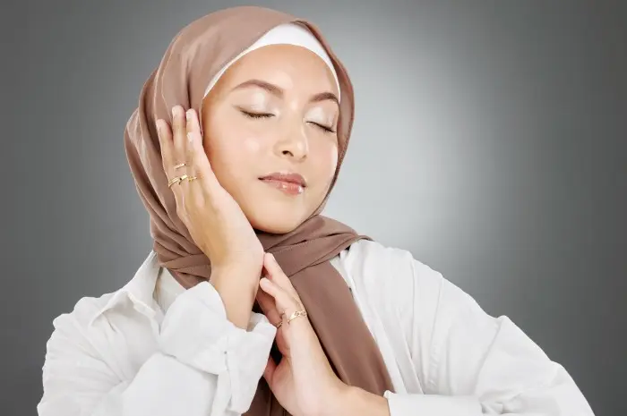 Solusi Cepat Menghilangkan Lipatan Bekas Setrika pada Hijab Anda