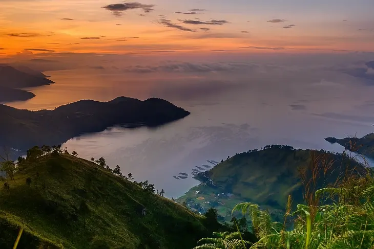 Danau Toba - Sunrise dengan Latar Danau Terbesar di Asia Tenggara