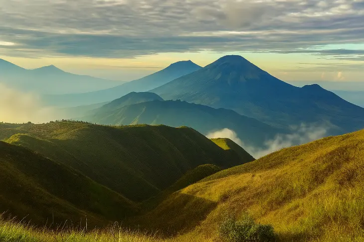 Spot Sunrise Cantik di Indonesia - Gunung Prau, Dieng - Panorama Gunung dan Lautan Awan
